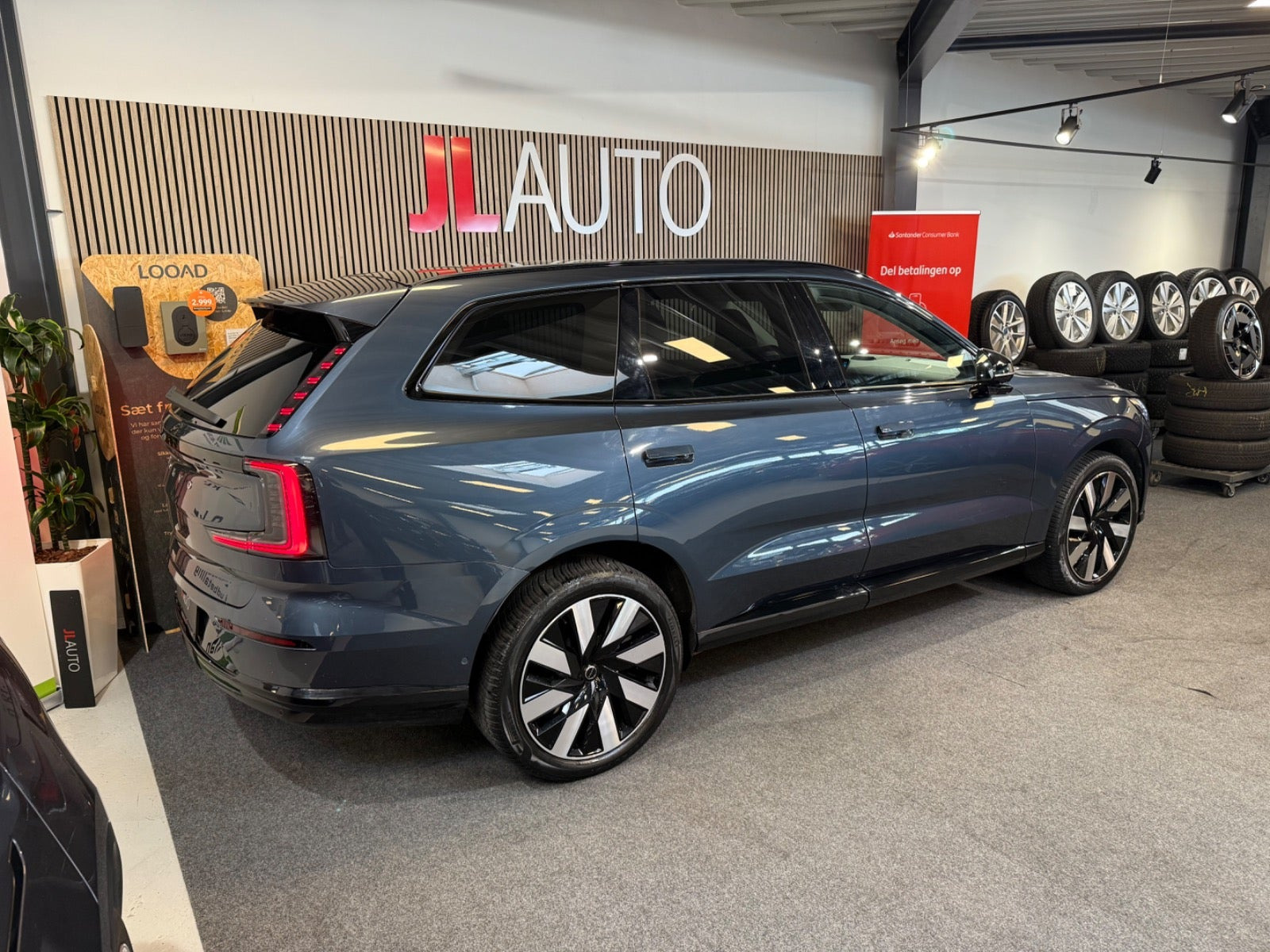 Blå Volvo EX90 fra 2025