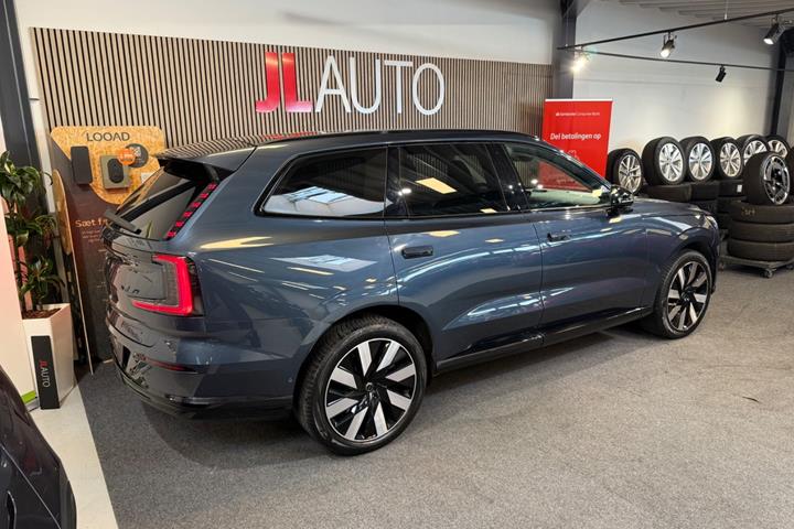 Blå Volvo EX90 fra 2025