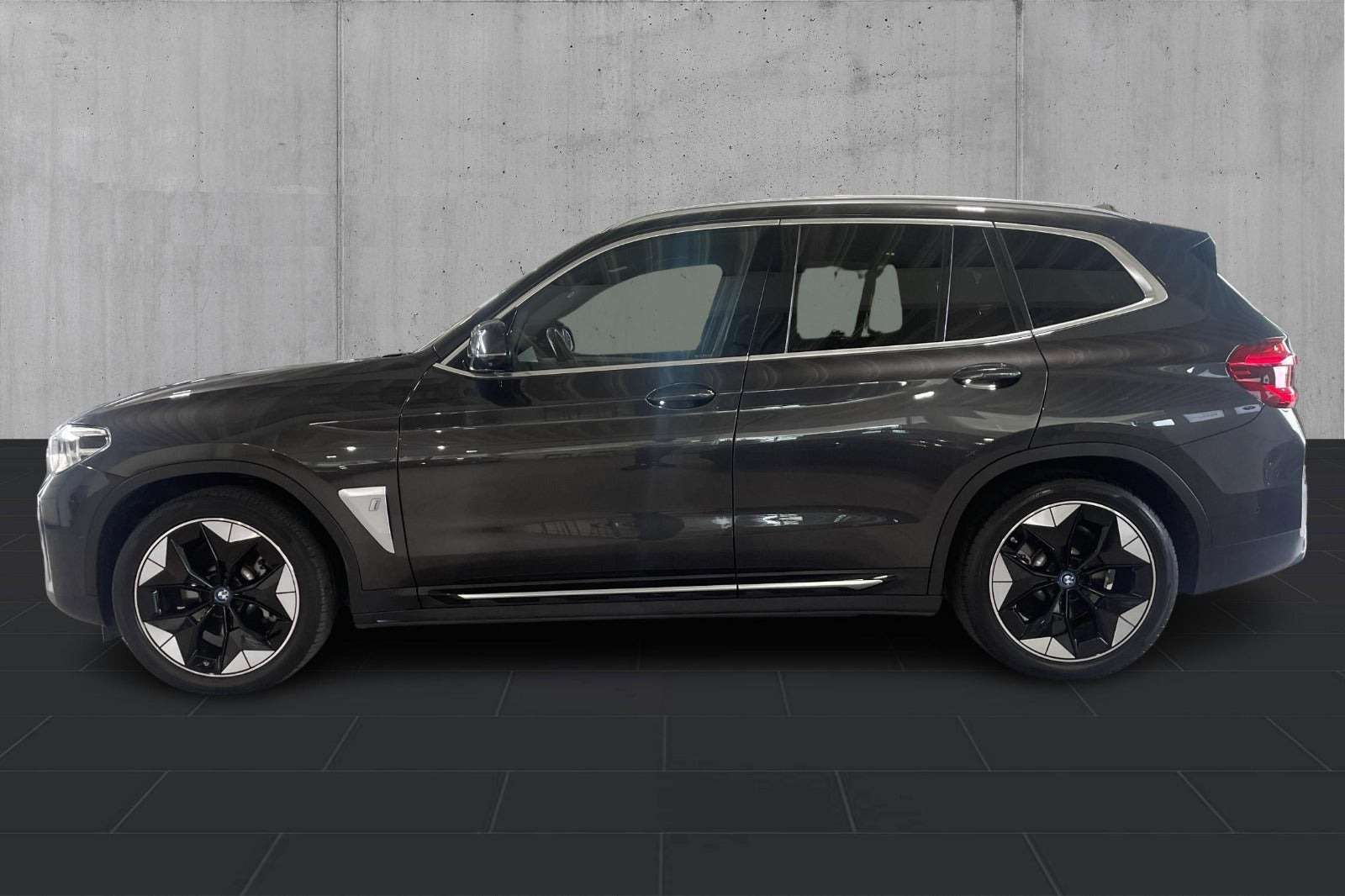 Grå BMW iX3 fra 2021