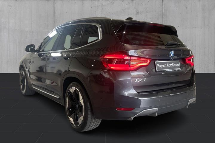 Grå BMW iX3 fra 2021