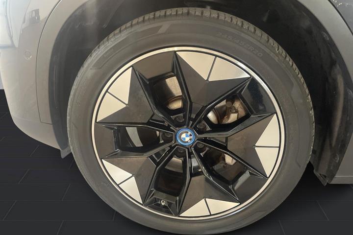 Grå BMW iX3 fra 2021