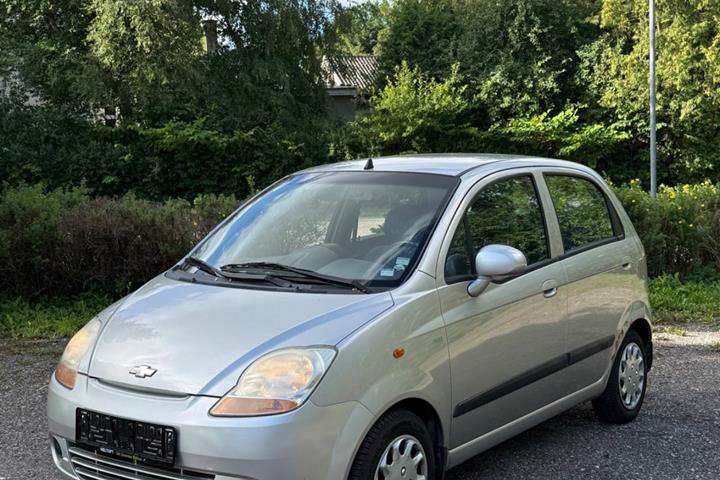 Sølv Chevrolet Matiz fra 2007 set udefra
