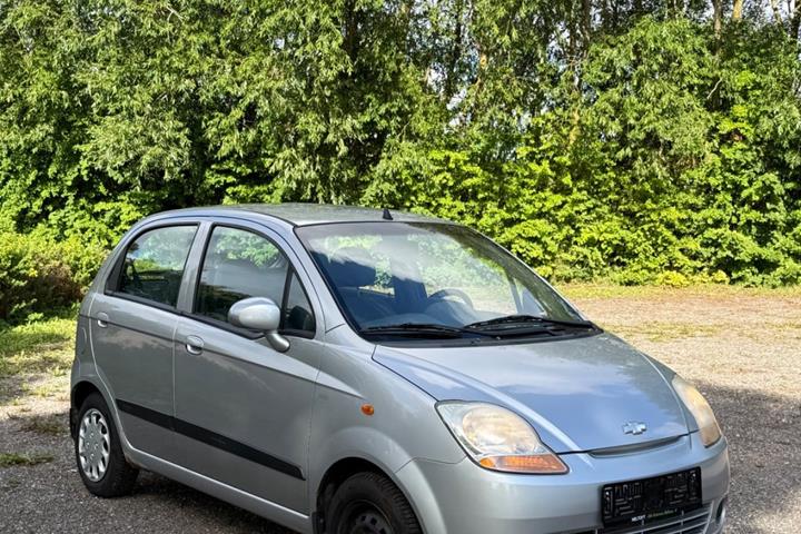 Sølv Chevrolet Matiz fra 2007 set udefra