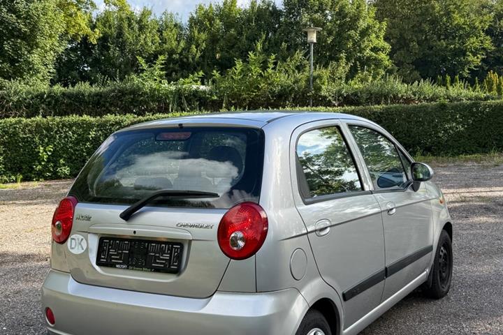 Sølv Chevrolet Matiz fra 2007 set udefra