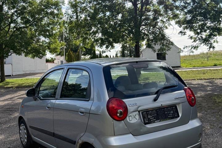 Sølv Chevrolet Matiz fra 2007 set udefra
