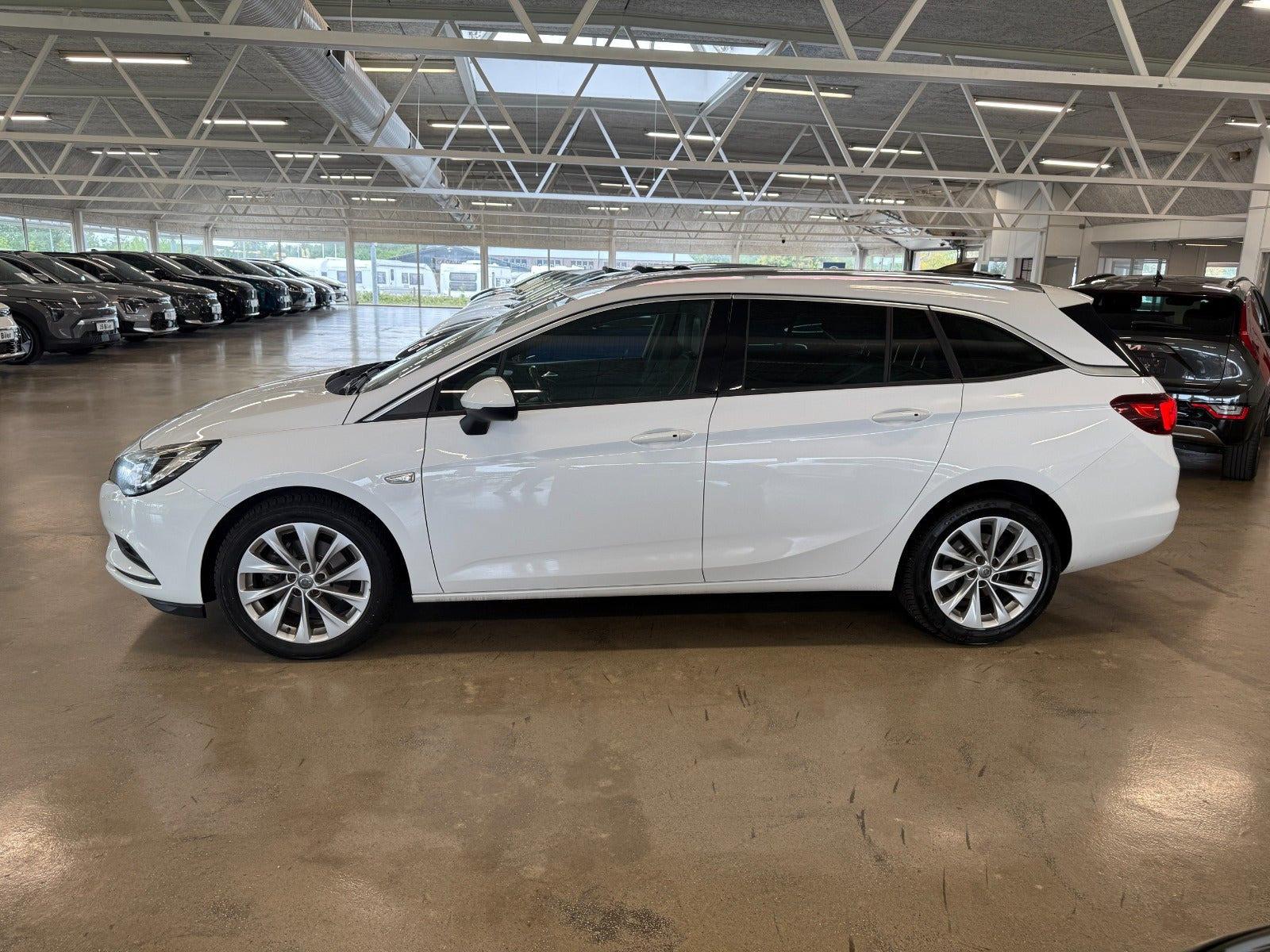 Hvid Opel Astra fra 2016