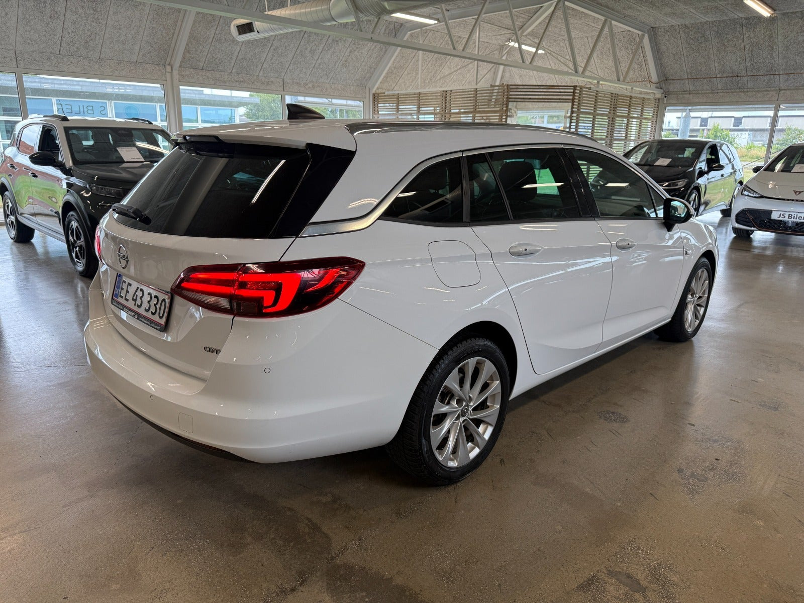 Hvid Opel Astra fra 2016