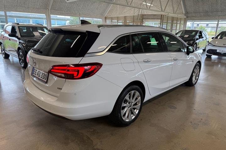 Hvid Opel Astra fra 2016