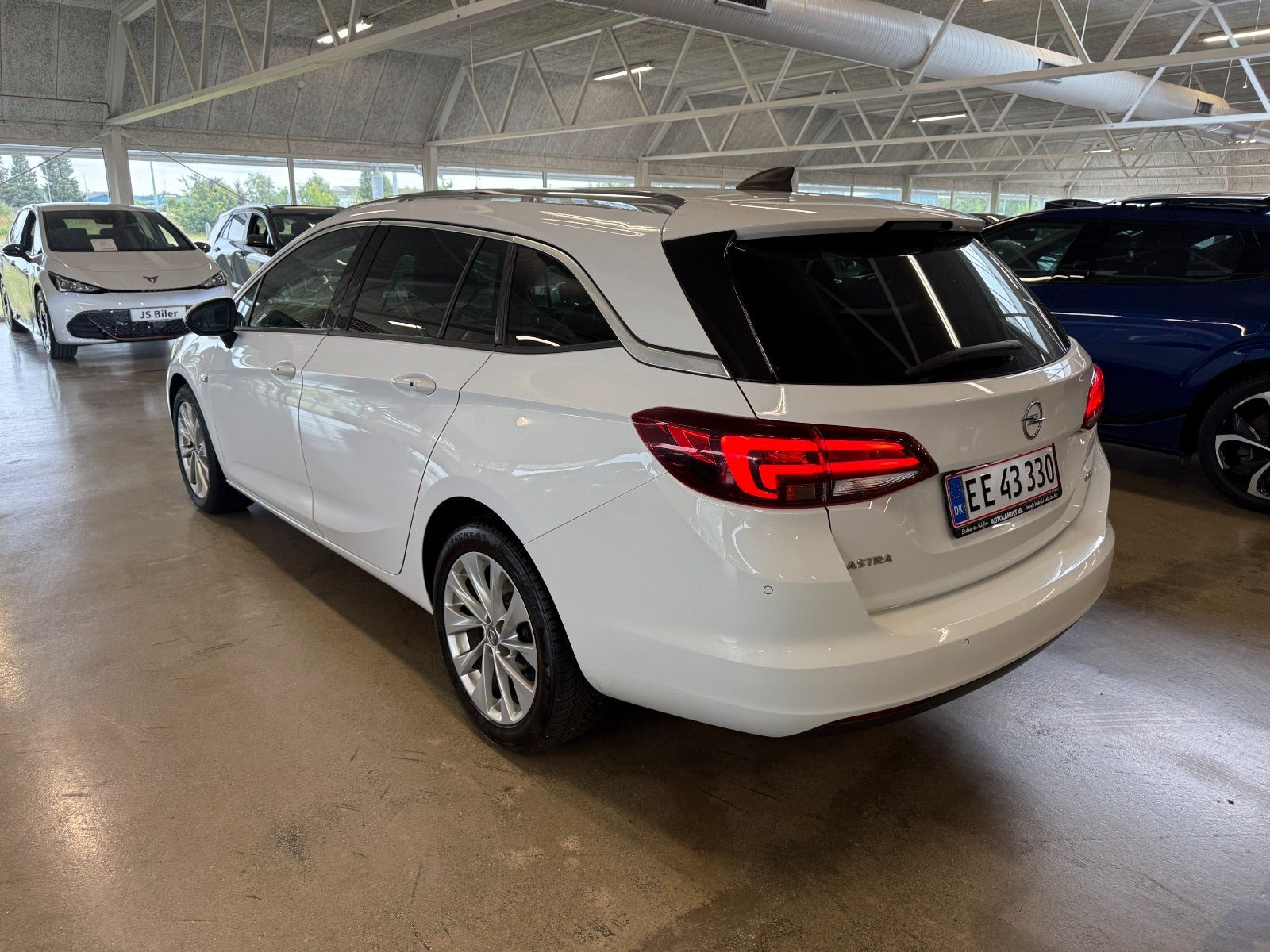 Hvid Opel Astra fra 2016