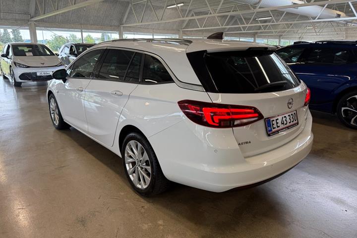 Hvid Opel Astra fra 2016