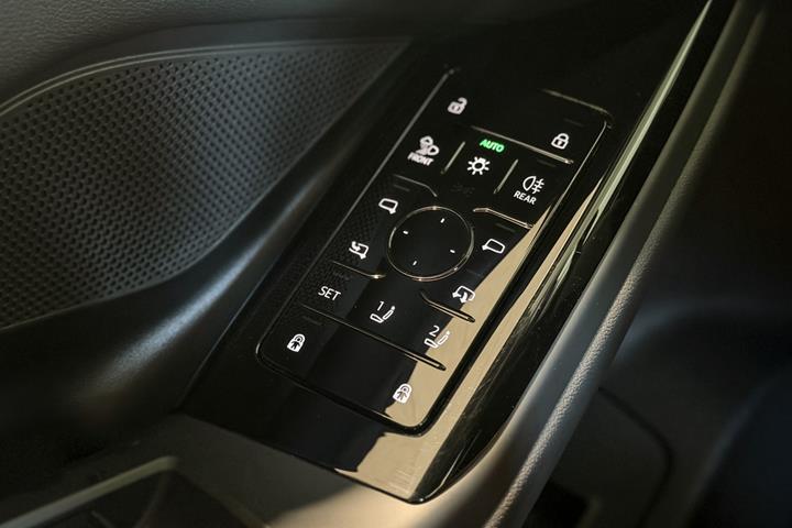 Grå Audi A6 e-tron fra 2025