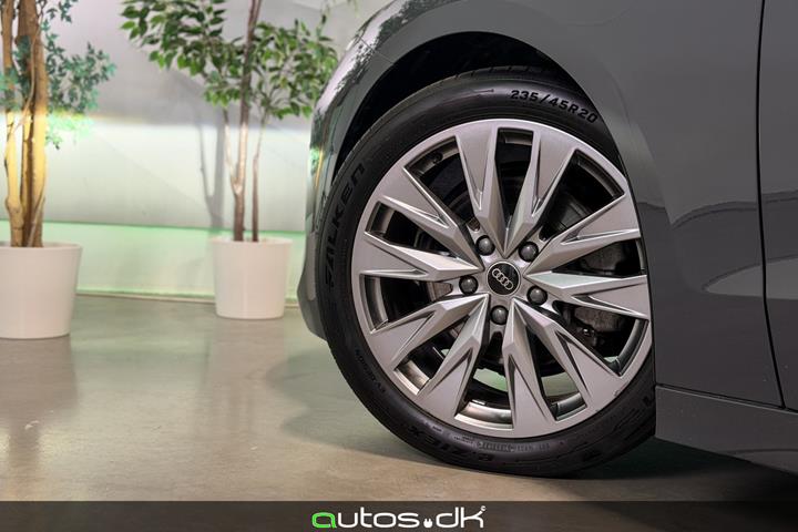 Grå Audi A6 e-tron fra 2025