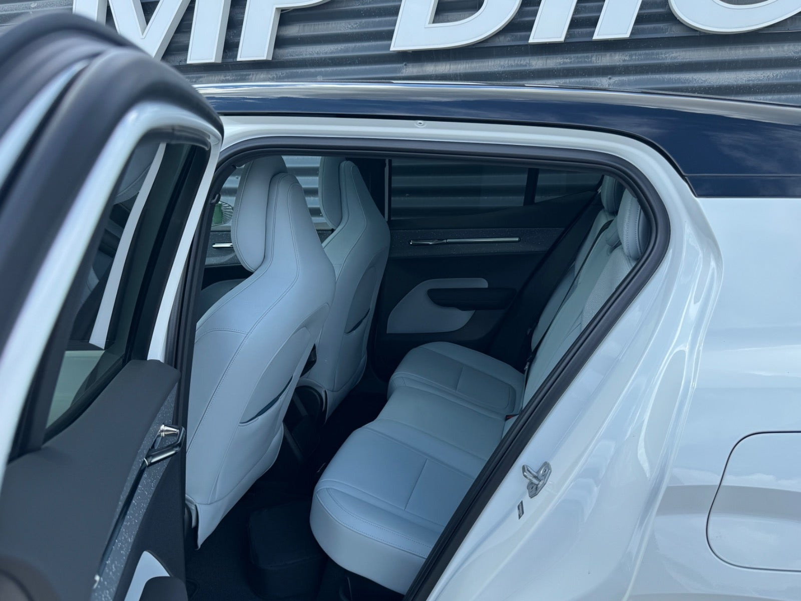 Hvid Volvo EX30 fra 2024