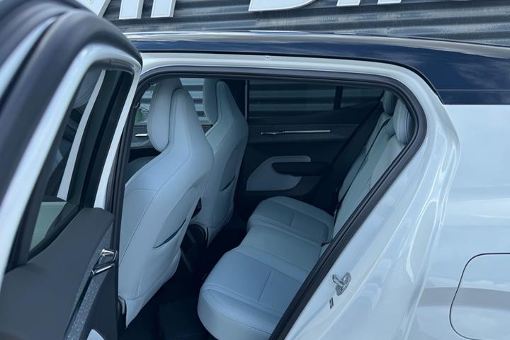 Hvid Volvo EX30 fra 2024