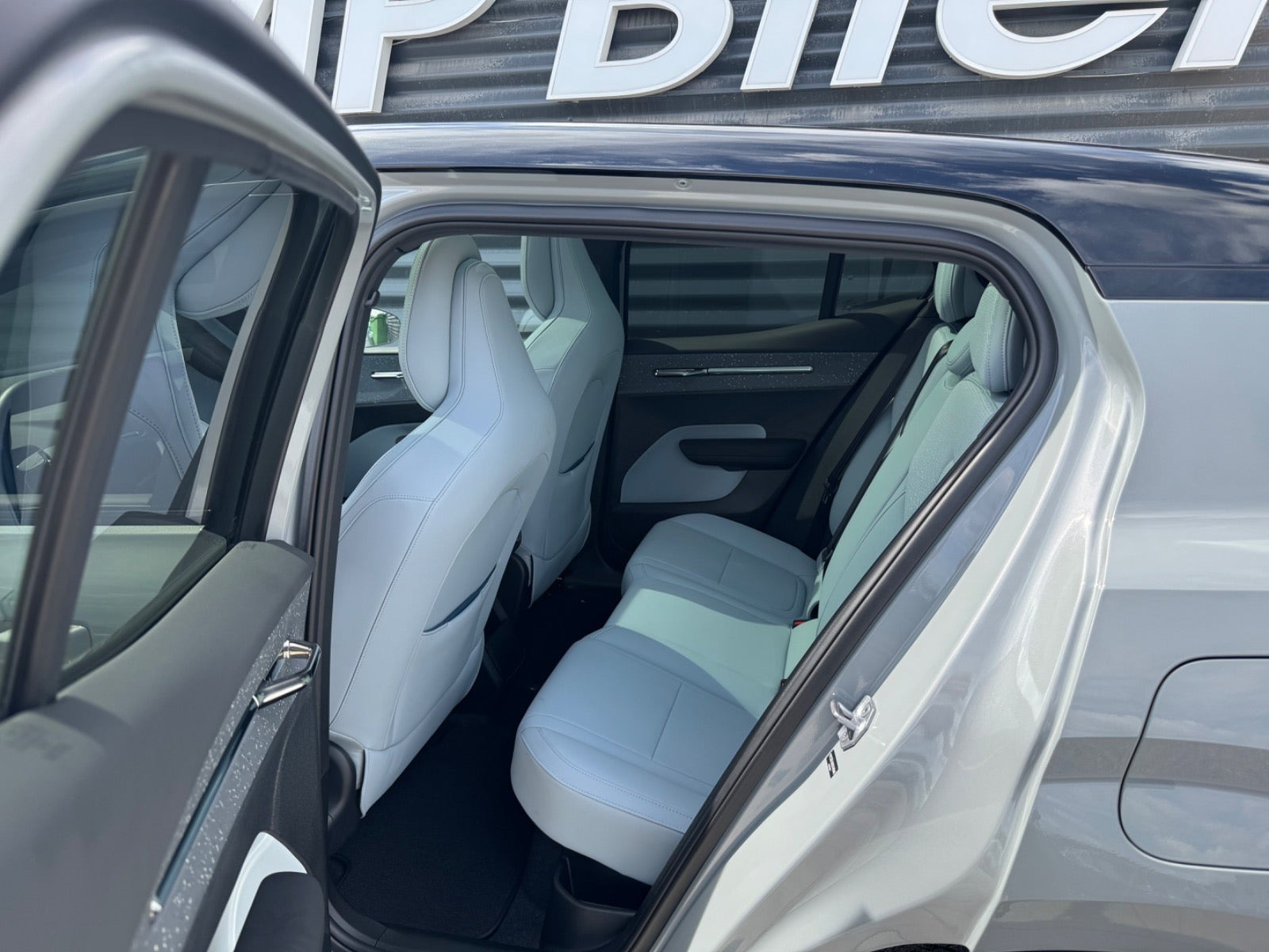 Grå Volvo EX30 fra 2025