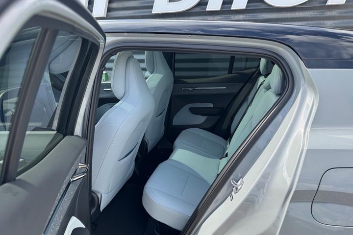 Grå Volvo EX30 fra 2025