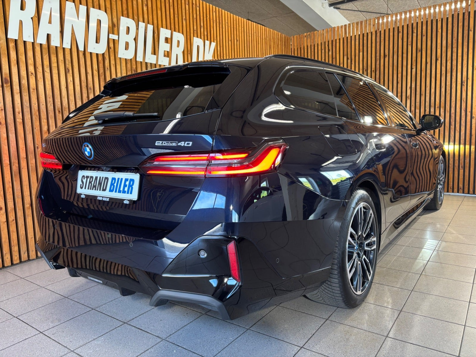 Sort BMW i5 fra 2025