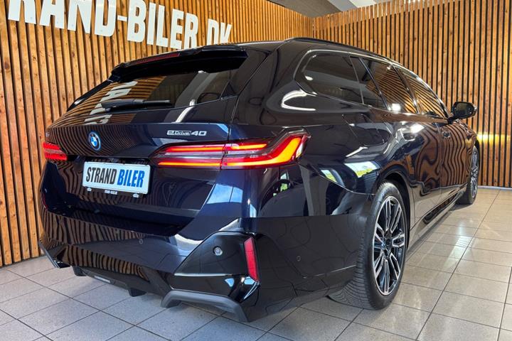 Sort BMW i5 fra 2025