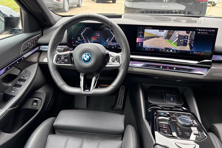 Sort BMW i5 fra 2025