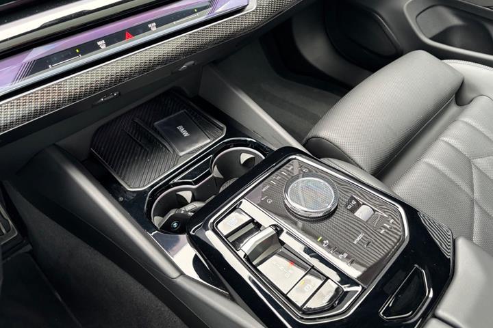 Sort BMW i5 fra 2025