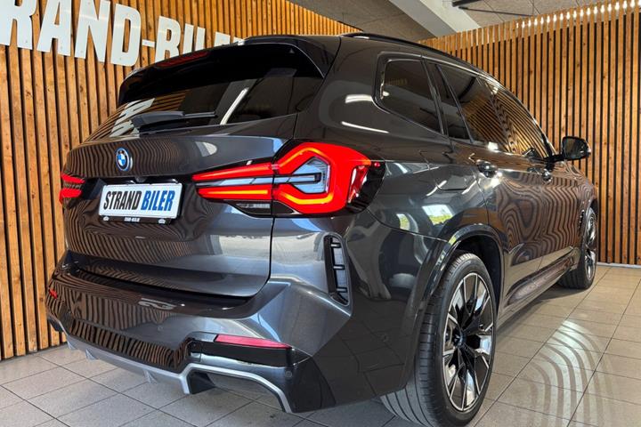 Grå BMW iX3 fra 2023