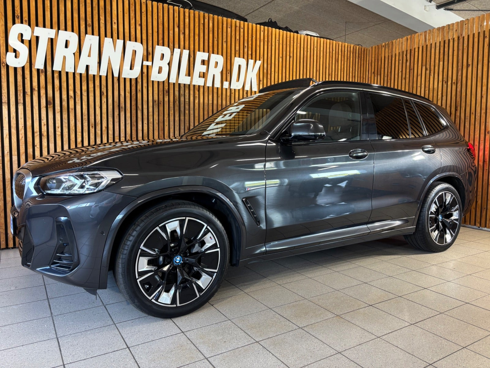 Grå BMW iX3 fra 2023