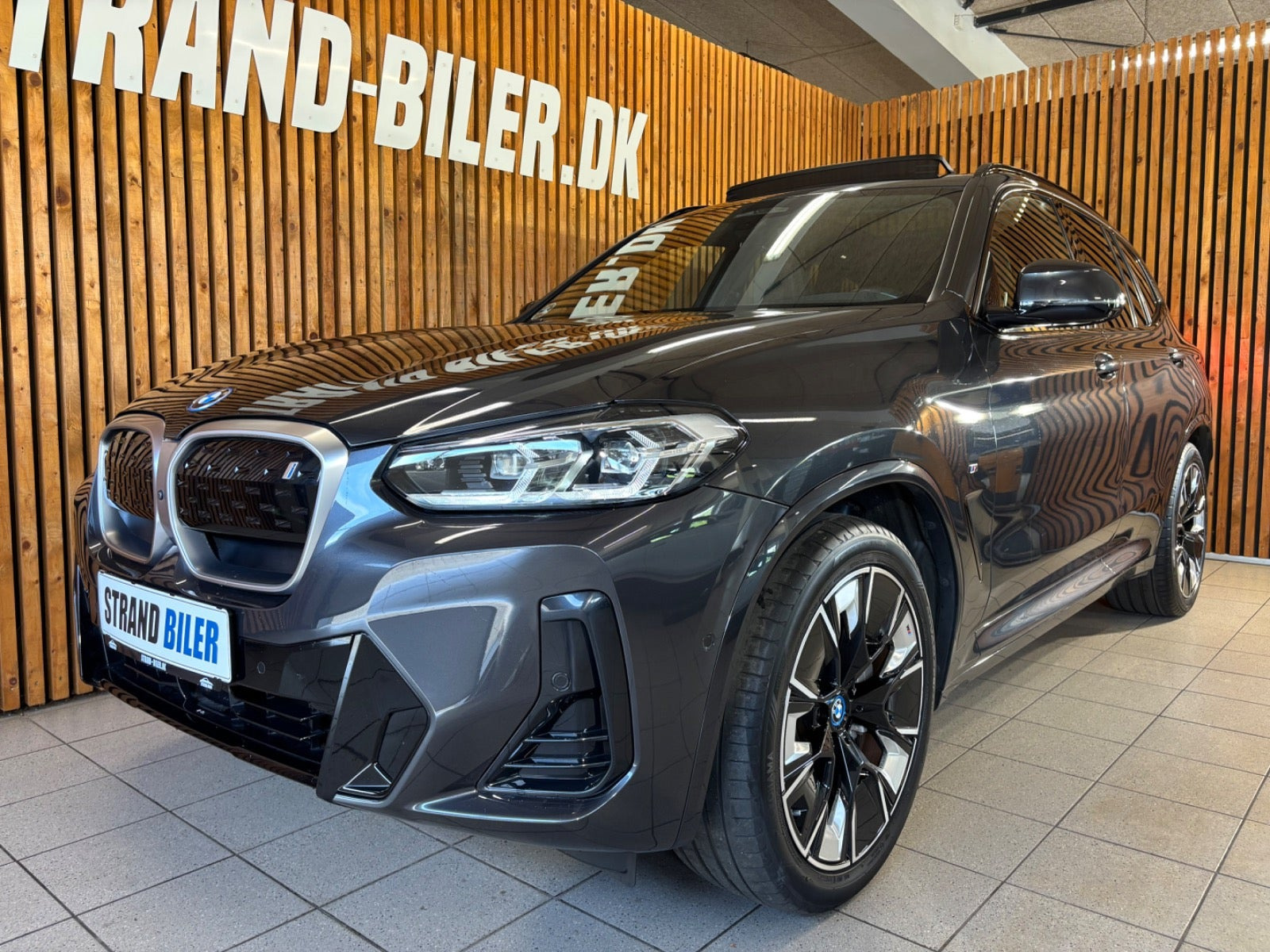 Grå BMW iX3 fra 2023