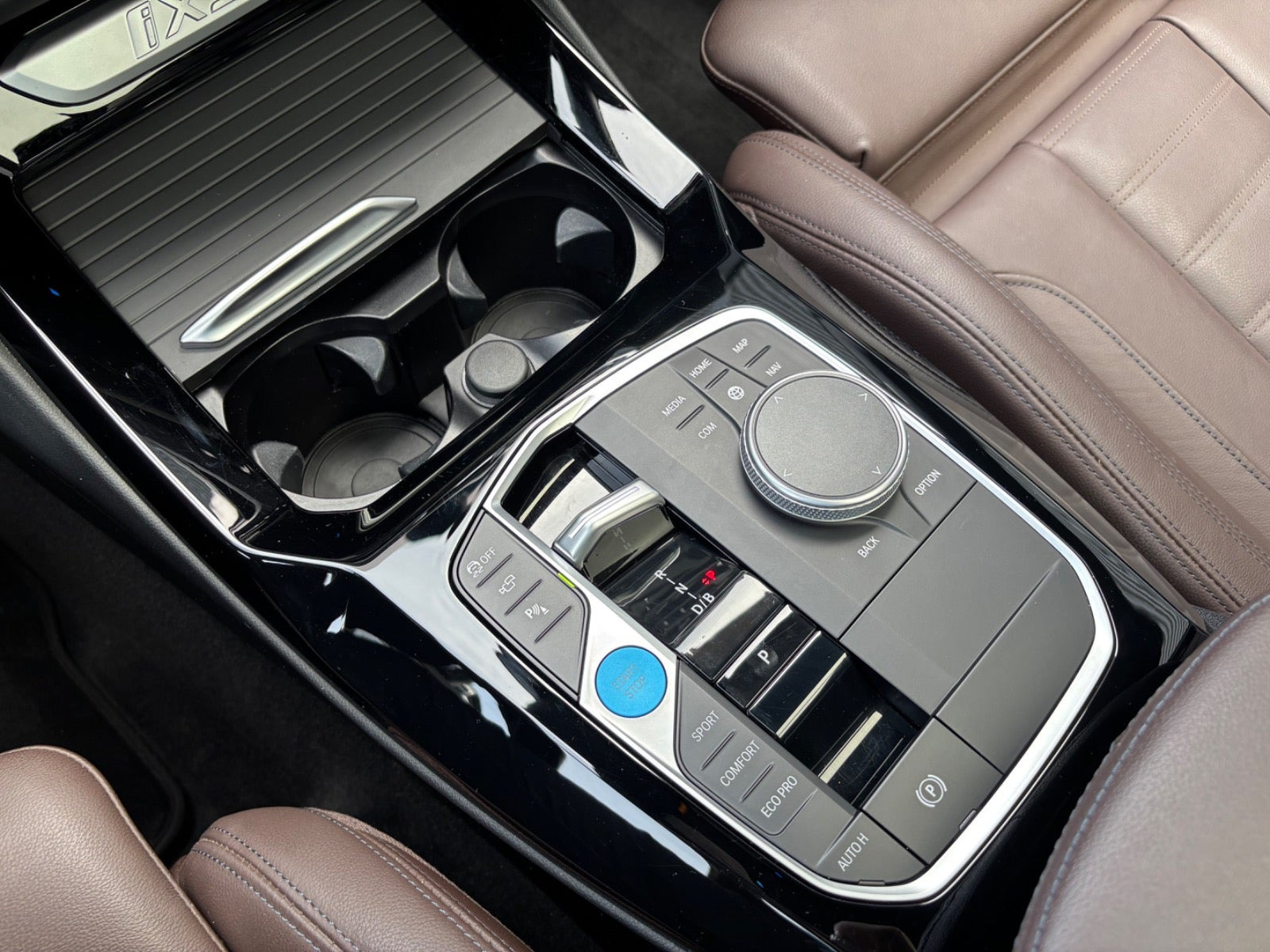 Grå BMW iX3 fra 2023