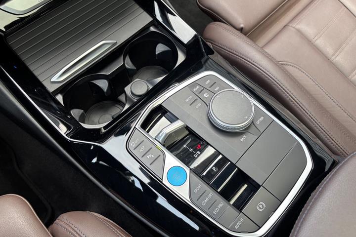 Grå BMW iX3 fra 2023