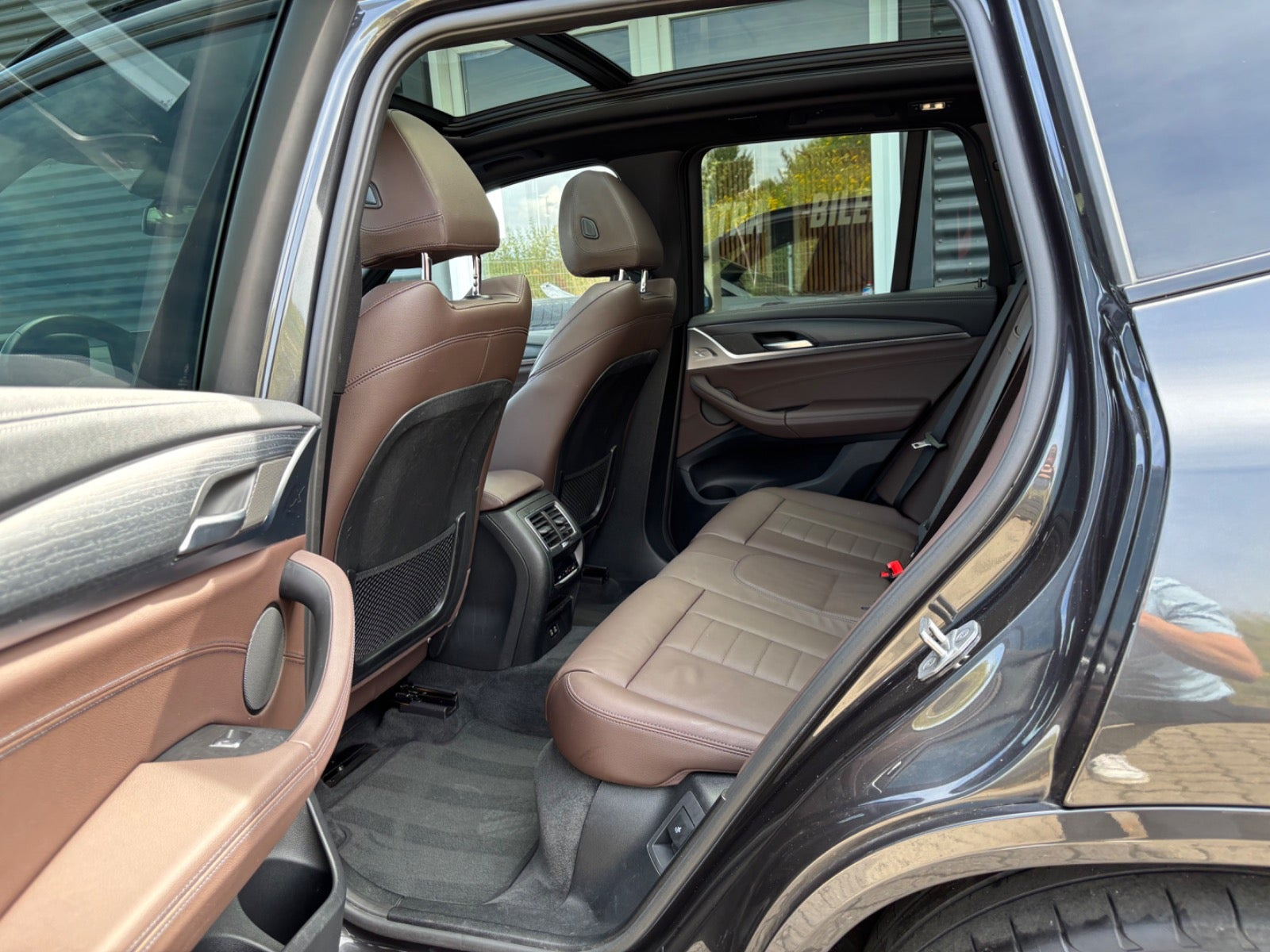 Grå BMW iX3 fra 2023