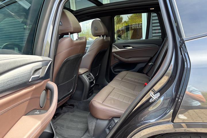 Grå BMW iX3 fra 2023