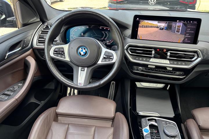 Grå BMW iX3 fra 2023