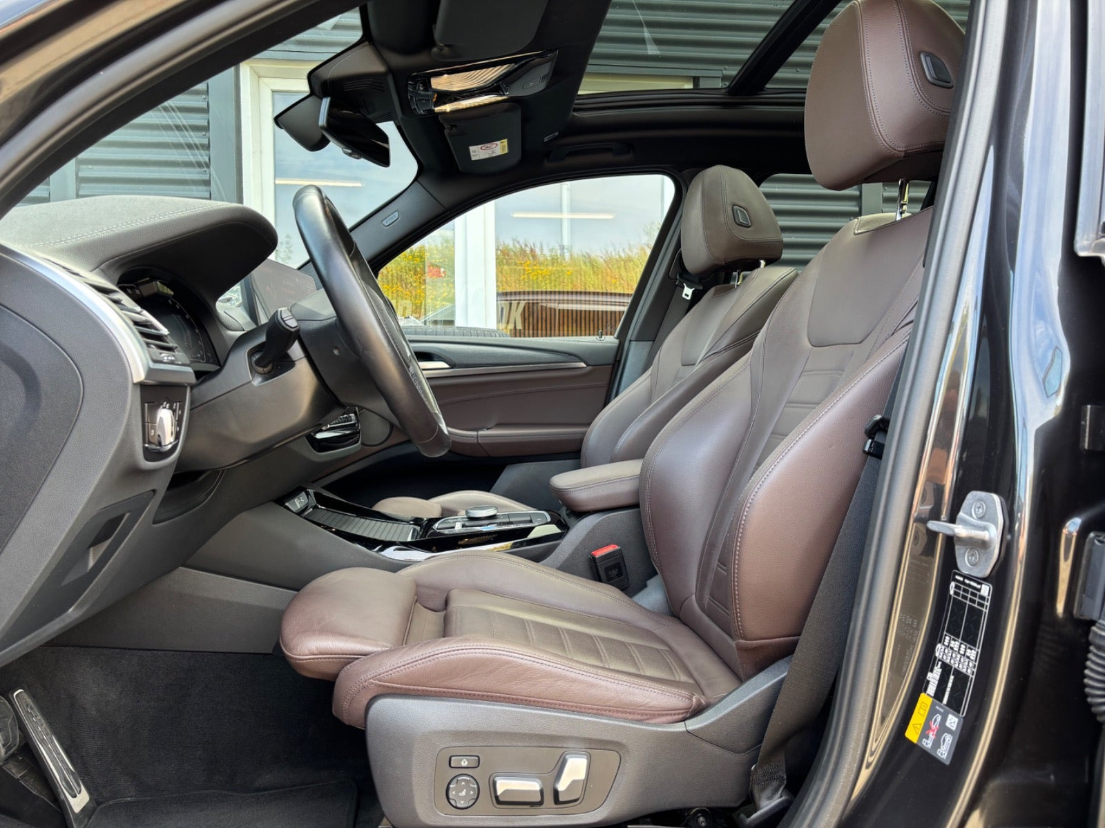 Grå BMW iX3 fra 2023