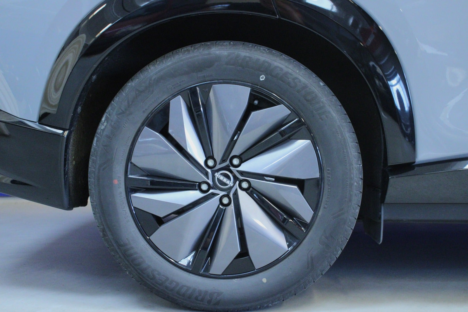 Grå Nissan Ariya fra 2024