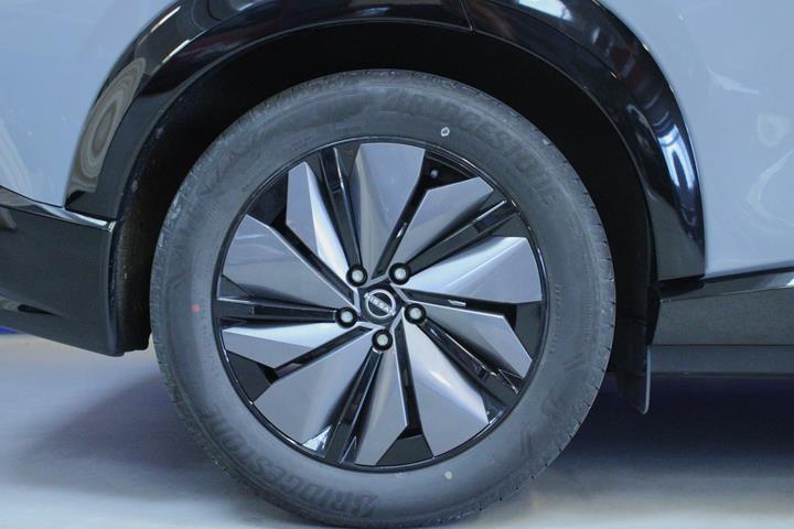 Grå Nissan Ariya fra 2024