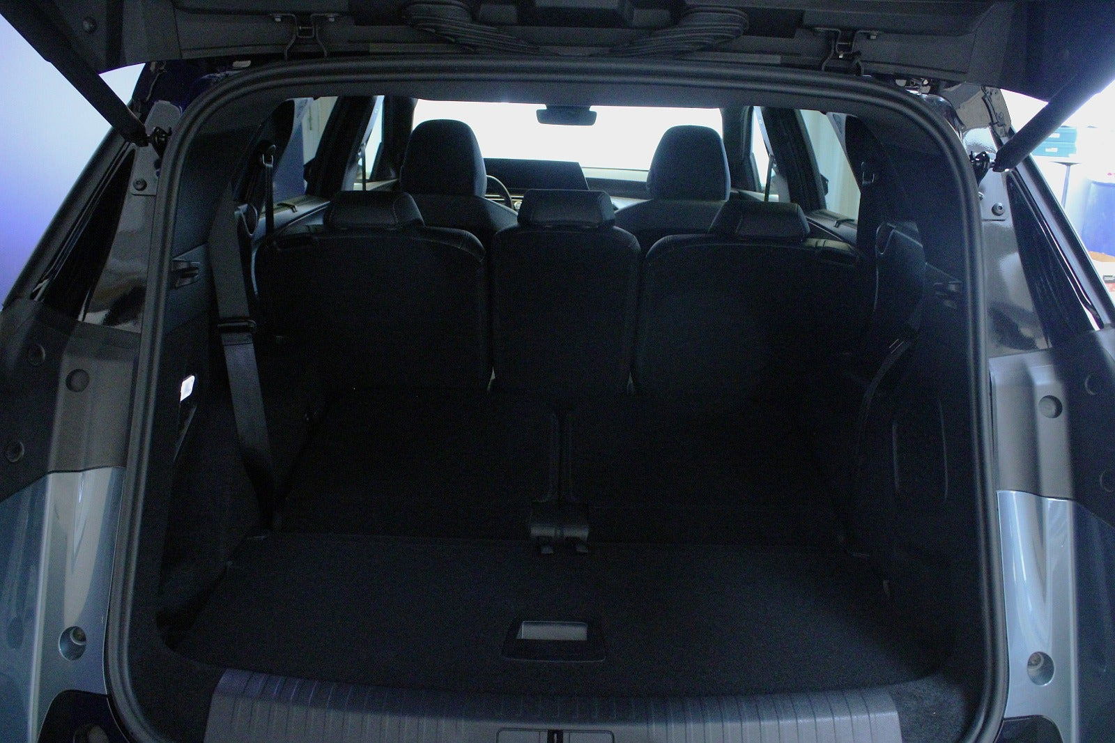 Blå Peugeot e-5008 fra 2025