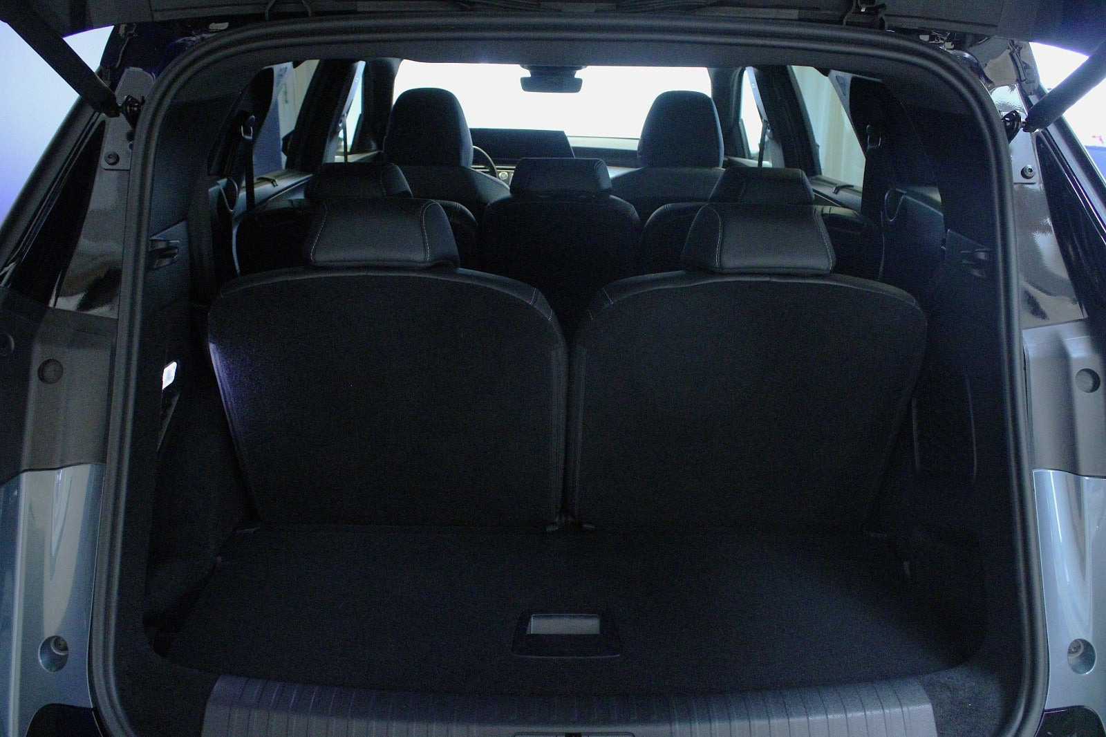 Blå Peugeot e-5008 fra 2025