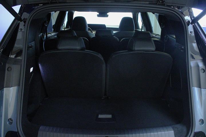 Blå Peugeot e-5008 fra 2025