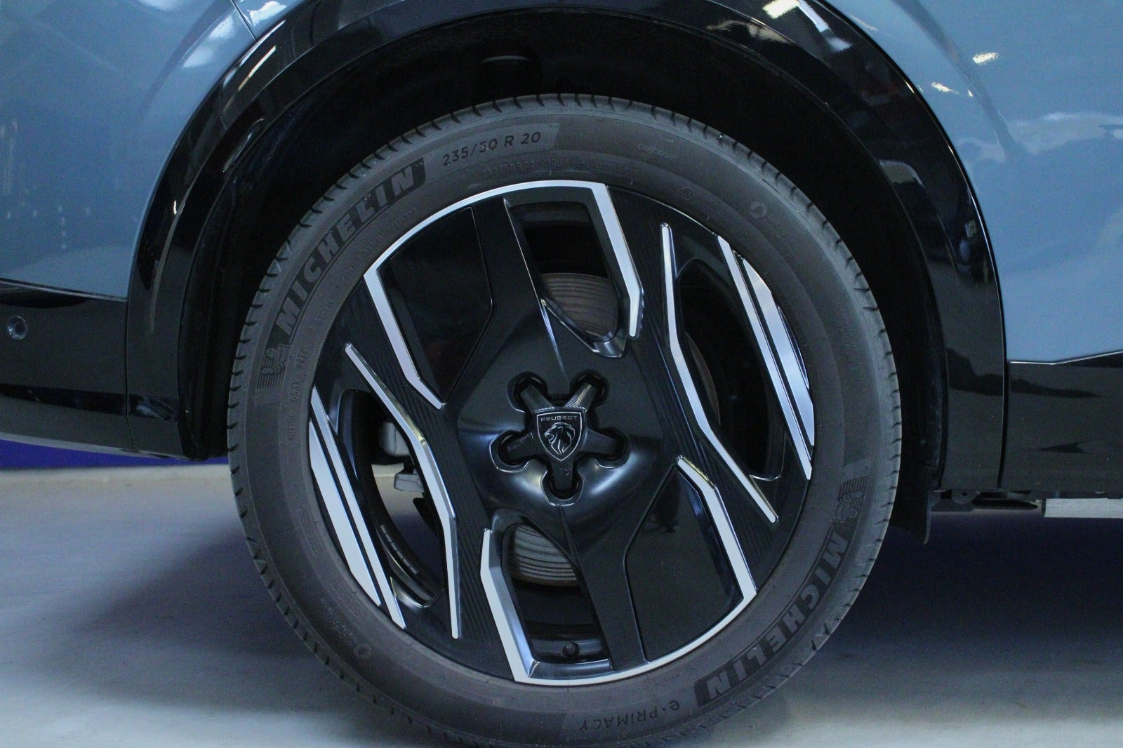 Blå Peugeot e-5008 fra 2025