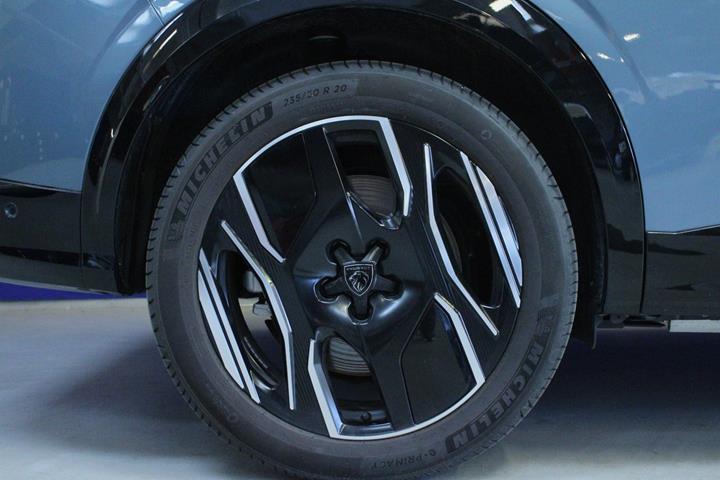Blå Peugeot e-5008 fra 2025