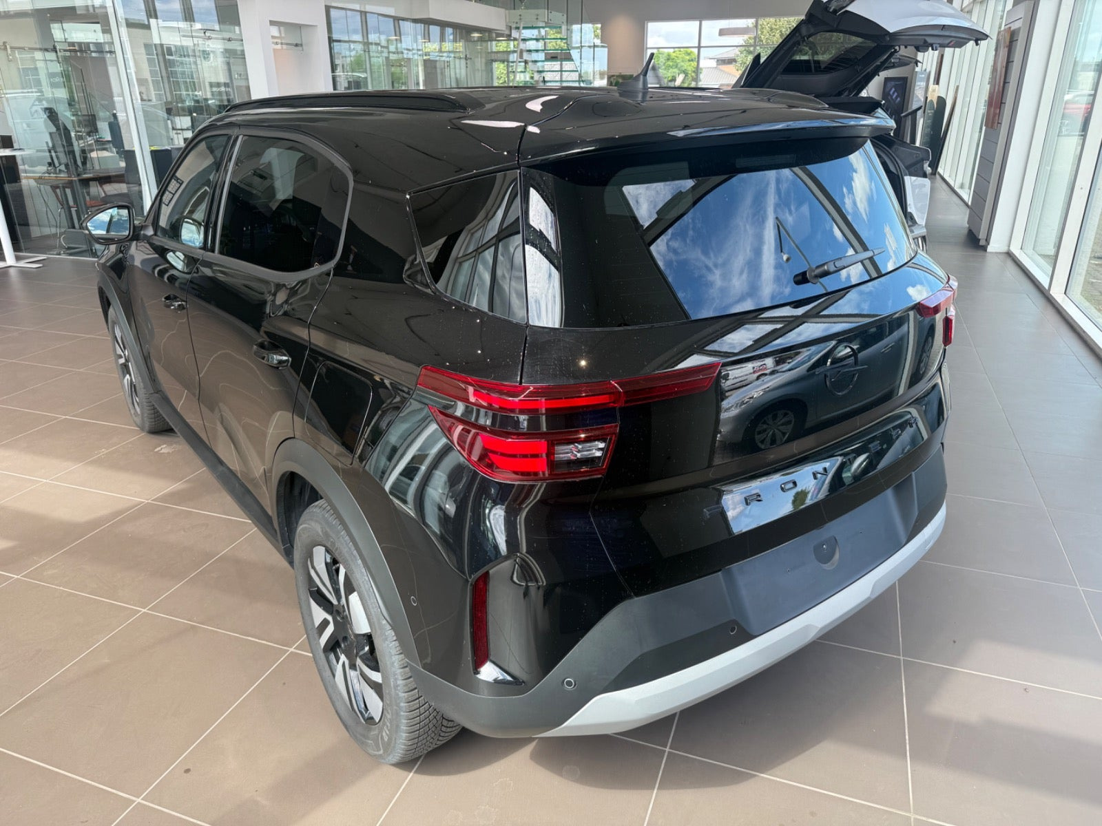 Rød Opel Frontera fra 2025