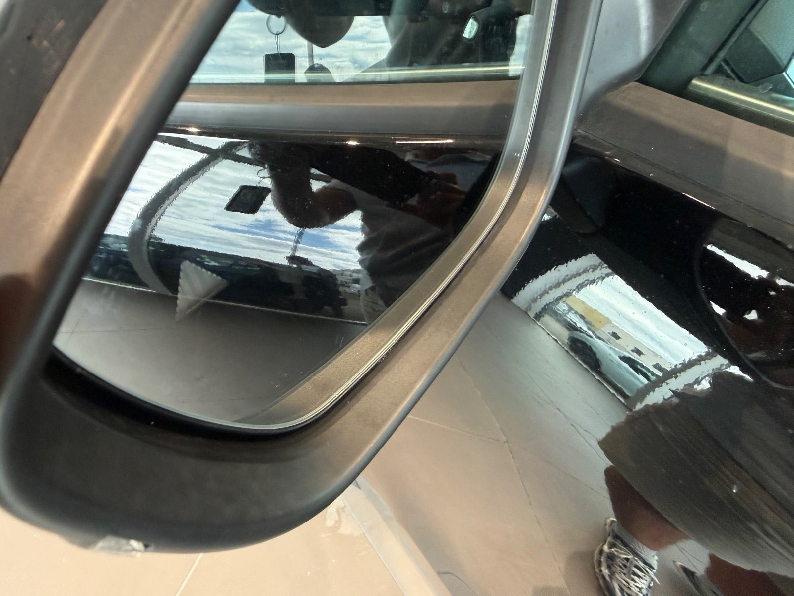 Rød Opel Frontera fra 2025