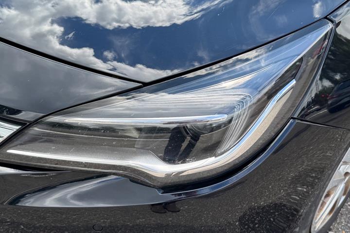 Sort Opel Astra fra 2019