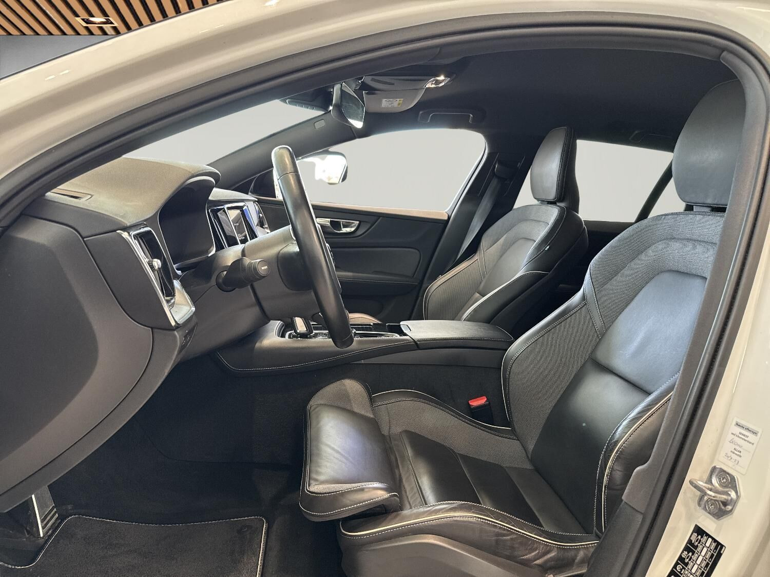 Hvid Volvo V60 fra 2021
