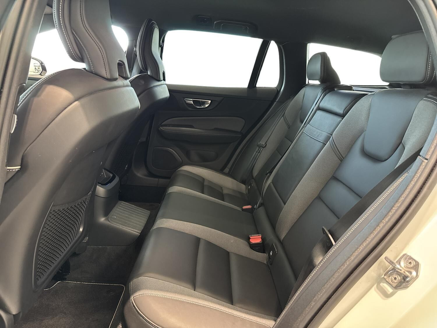 Hvid Volvo V60 fra 2021