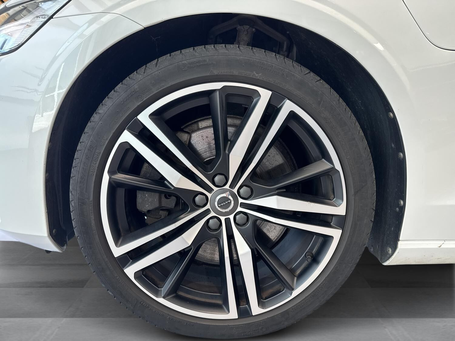 Hvid Volvo V60 fra 2021