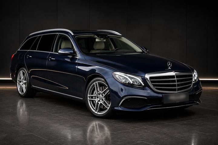 Blå Mercedes E300 de fra 2019