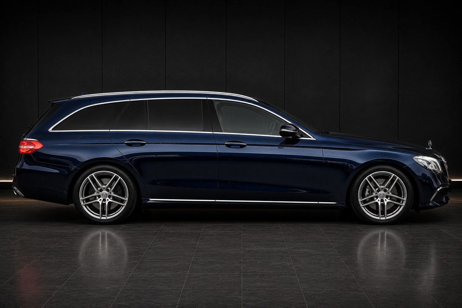 Blå Mercedes E300 de fra 2019
