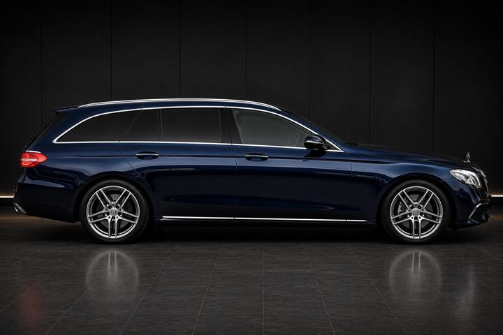Blå Mercedes E300 de fra 2019