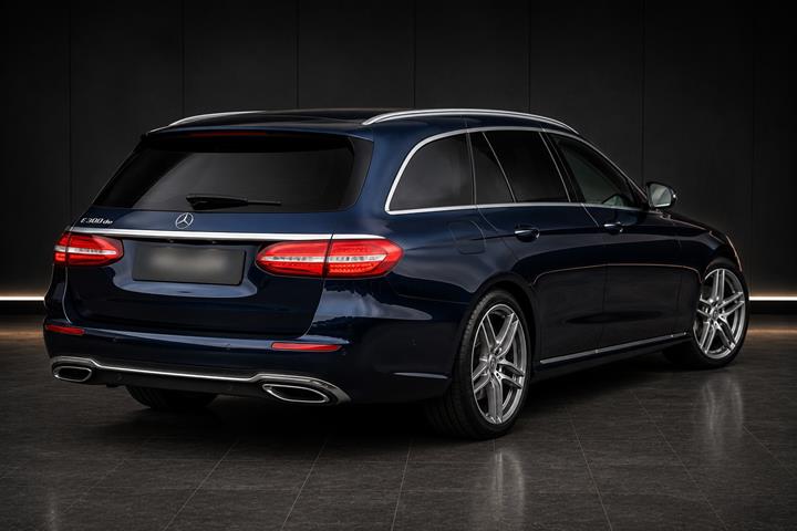 Blå Mercedes E300 de fra 2019